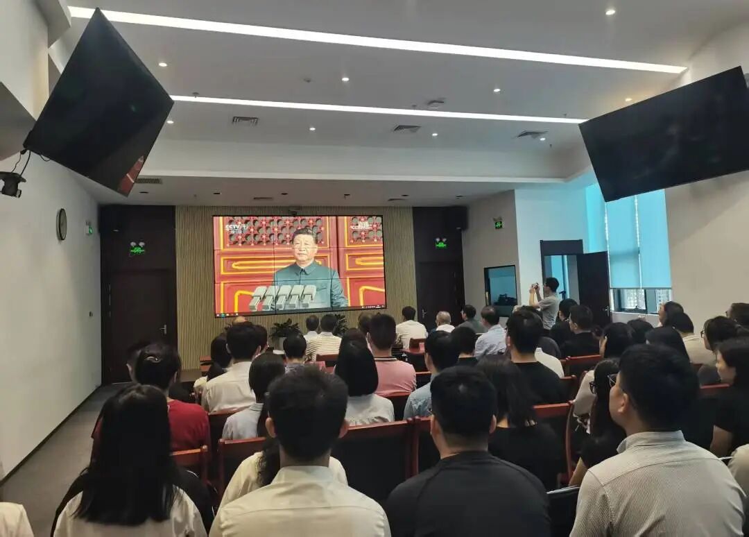 优发娱乐·(国际)官方网站集团组织干部职工集中观看“纪念中国人民抗日战争暨世界反法西斯战争胜利80周年大会”现场直播